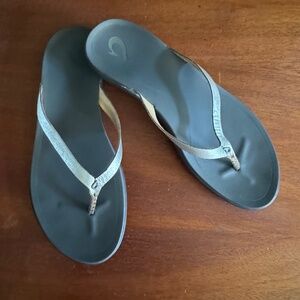 OluKai Ho'opio Flip Flop Sandals - Silver Leather - 9